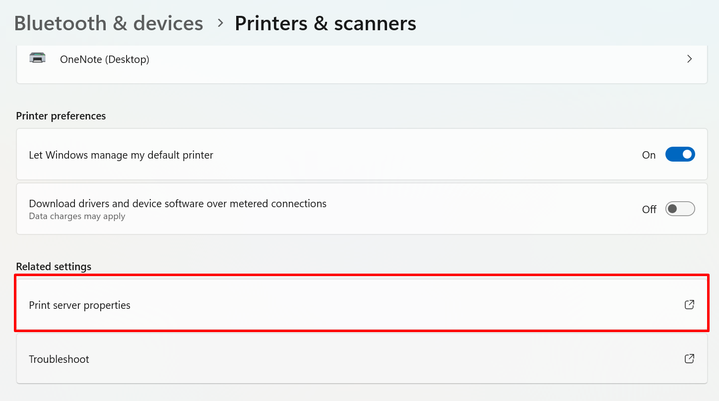 ตั้งค่าขนาดกระดาษที่เครื่องพิมพ์เอกสาร โดยเข้าไปที่หน้าการตั้งค่า เลือก Printers & scanners > Print server properties